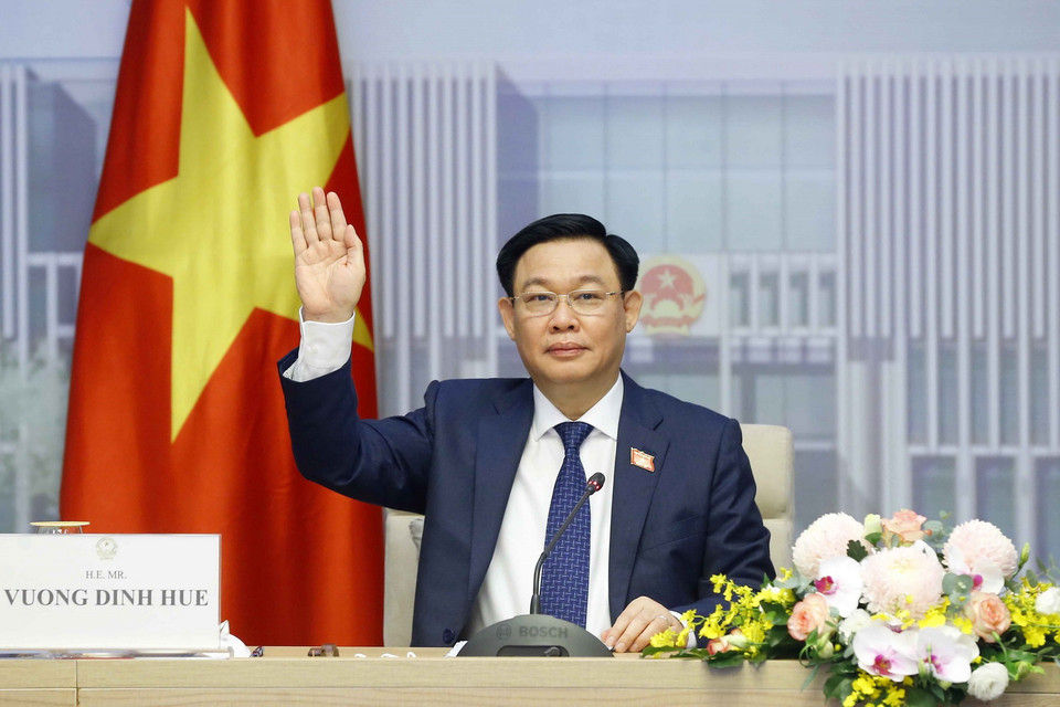 Chủ tịch Quốc hội Vương Đình Huệ chào Chủ tịch Nhân đại Trung Quốc Lật Chiến Thư. (Ảnh: Doãn Tấn/TTXVN)