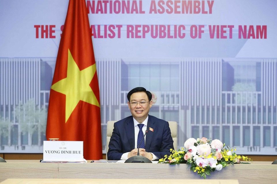 Chủ tịch Quốc hội Vương Đình Huệ hội đàm trực tuyến với Chủ tịch Nhân đại Trung Quốc Lật Chiến Thư. (Ảnh: Doãn Tấn/TTXVN)