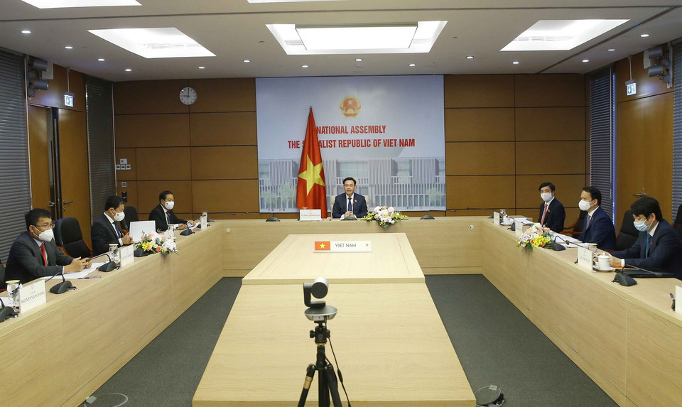 Chủ tịch Quốc hội Vương Đình Huệ hội đàm trực tuyến với Chủ tịch Nhân đại Trung Quốc Lật Chiến Thư. (Ảnh: Doãn Tấn/TTXVN)