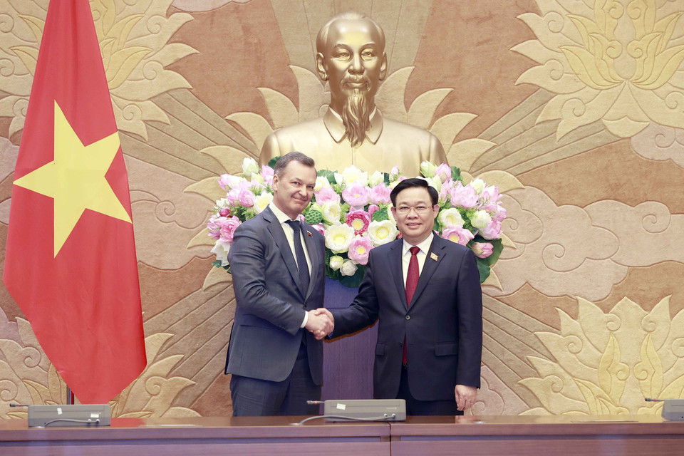 Chủ tịch Quốc hội Vương Đình Huệ tiếp Phó Chủ tịch thứ nhất Hội đồng Liên bang Nga Andrey Vladimirovich Yatskin. (Ảnh: Doãn Tấn/TTXVN) 