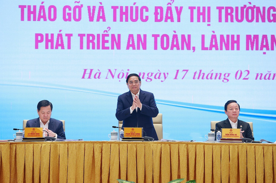 Sáng 17/2, tại Hà Nội, Thủ tướng Phạm Minh Chính chủ trì Hội nghị trực tuyến toàn quốc về tháo gỡ và thúc đẩy thị trường bất động sản phát triển an toàn, lành mạnh, bền vững. (Ảnh: Dương Giang/TTXVN)
