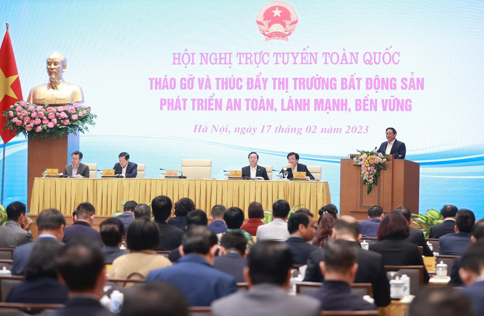 Thủ tướng Phạm Minh Chính chủ trì Hội nghị trực tuyến toàn quốc về tháo gỡ và thúc đẩy thị trường bất động sản phát triển an toàn, lành mạnh, bền vững. (Ảnh: Dương Giang/TTXVN)