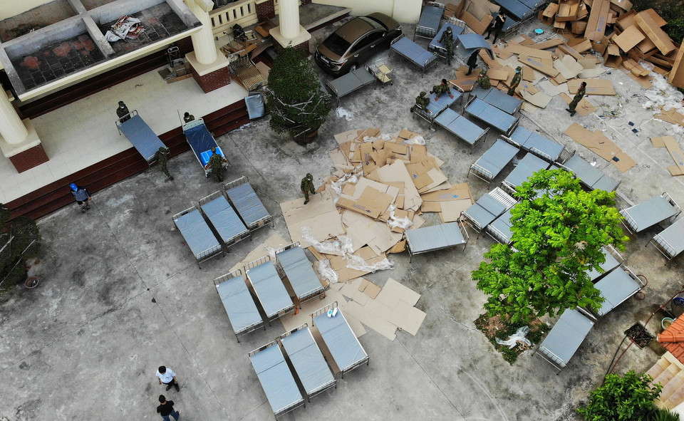 Các chiến sỹ Trung đoàn bộ binh 2, Sư đoàn bộ binh 3, Quân khu 1 khẩn trương lắp đặt, vận chuyển trang thiết bị. (Ảnh: Danh Lam/TTXVN)