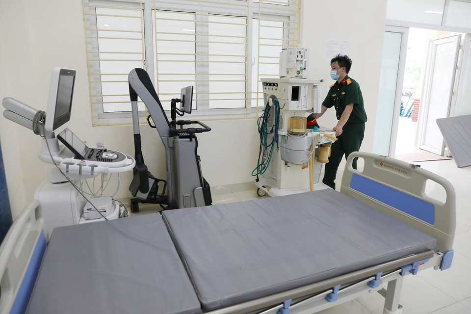 Các chiến sỹ Trung đoàn bộ binh 2, Sư đoàn bộ binh 3, Quân khu 1 khẩn trương lắp đặt vận chuyển trang thiết bị. (Ảnh: Danh Lam/TTXVN)