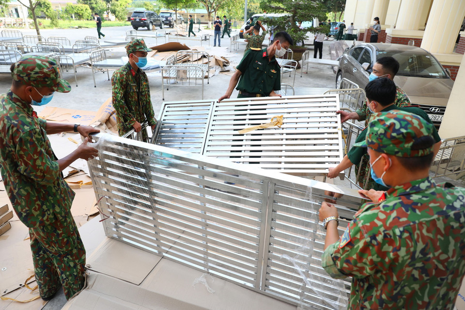 Các chiến sỹ Trung đoàn bộ binh 2, Sư đoàn bộ binh 3, Quân khu 1 khẩn trương lắp đặt, vận chuyển trang thiết bị cho bệnh viện dã chiến (Ảnh: Danh Lam/TTXVN)