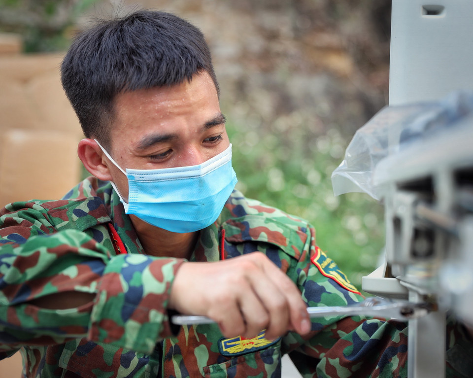 Chiến sỹ Nguyễn Hoàng Hải, Trung đoàn bộ binh 2, Sư đoàn bộ binh 3, Quân khu 1 đẫm mồ hôi trên gương mặt đang lắp giường cho bệnh viện dã chiến. (Ảnh: Danh Lam/TTXVN)