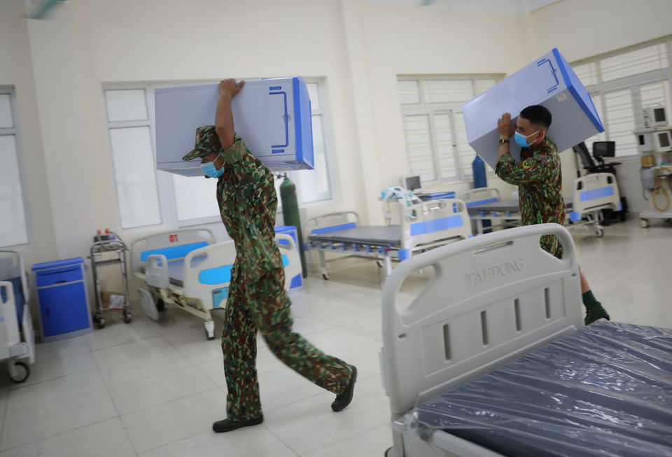 Các chiến sỹ Trung đoàn bộ binh 2, Sư đoàn bộ binh 3, Quân khu 1, khẩn trương lắp đặt trang thiết bị. (Ảnh: Danh Lam/TTXVN)