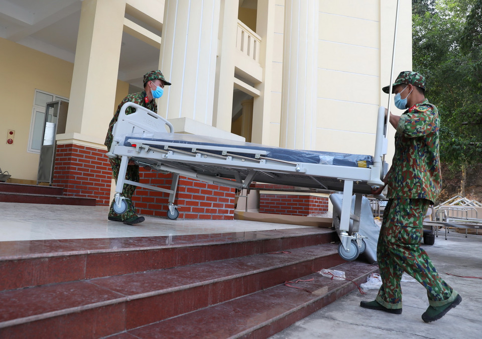 Các chiến sỹ Trung đoàn bộ binh 2, Sư đoàn bộ binh 3, Quân khu 1 khẩn trương vận chuyển trang thiết bị phục vụ bệnh viện dã chiến. (Ảnh: Danh Lam/TTXVN)