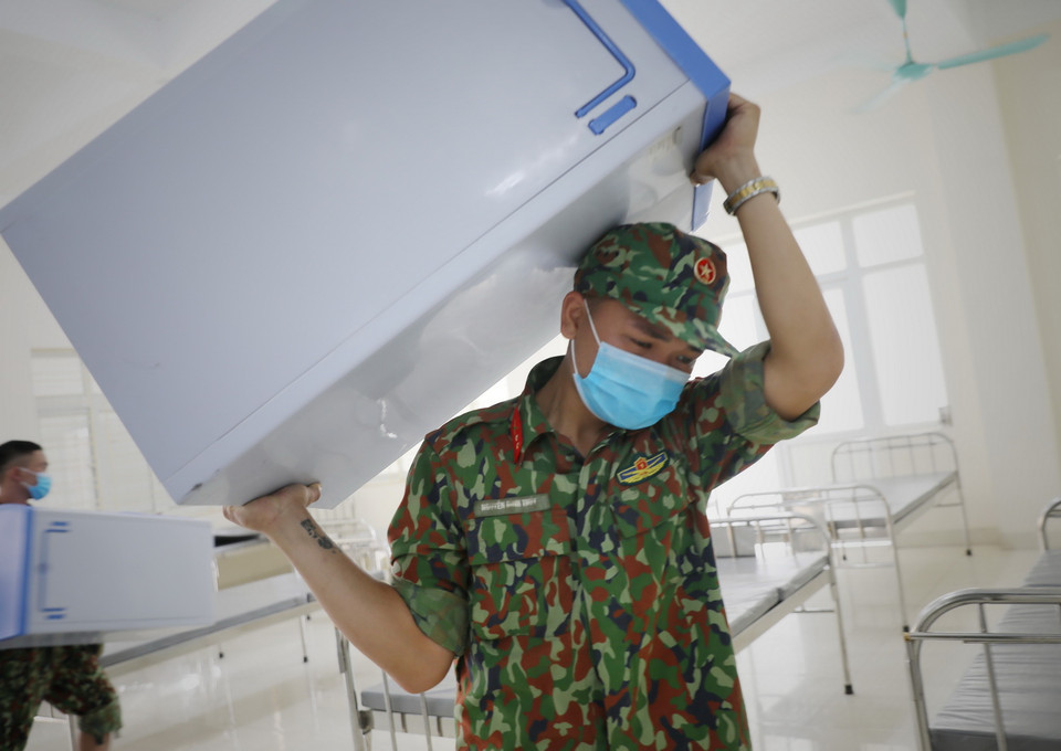 Các chiến sỹ Trung đoàn bộ binh 2, Sư đoàn bộ binh 3, Quân khu 1vận chuyển trang thiết bị cho bệnh viện dã chiến. (Ảnh: Danh Lam/TTXVN)