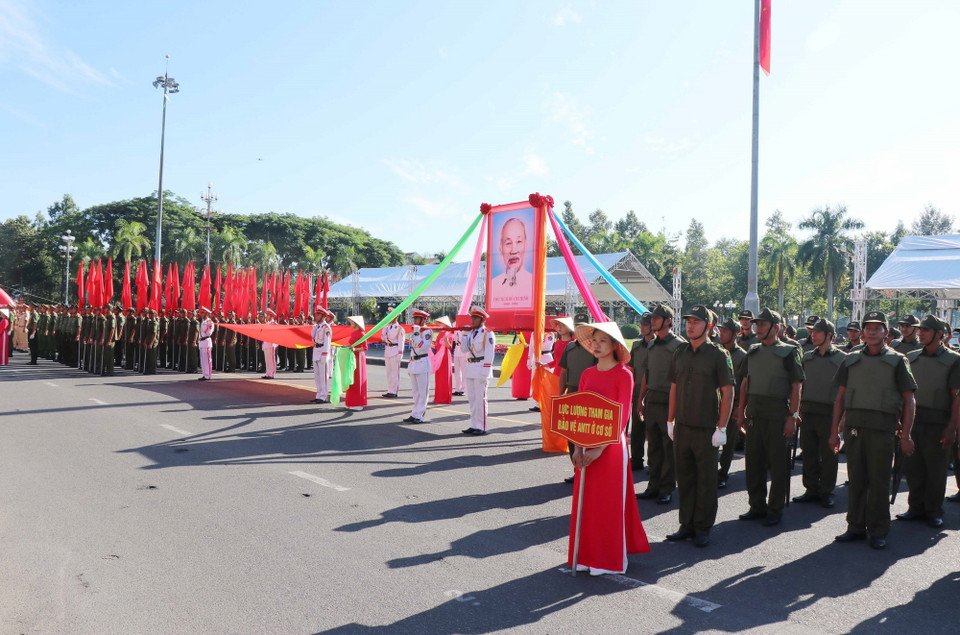 Quảng Ngãi ra mắt Lực lượng tham gia bảo vệ an ninh trật tự ở cơ sở. (Ảnh: Phạm Cường/TTXVN)