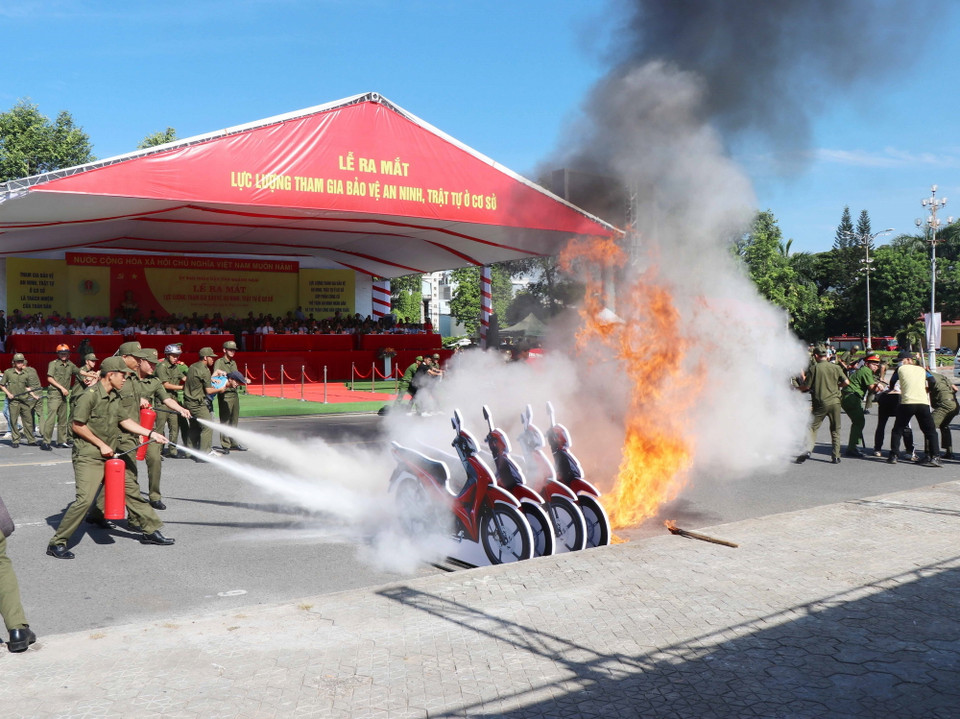 Quảng Ngãi ra mắt Lực lượng tham gia bảo vệ an ninh trật tự ở cơ sở. (Ảnh: Phạm Cường/TTXVN)