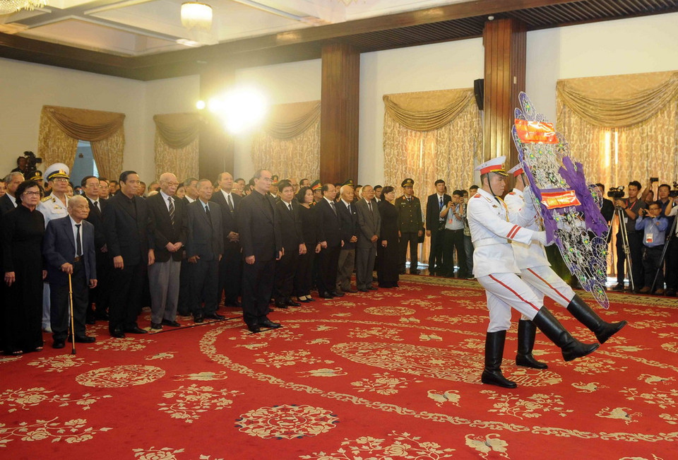 Các đồng chí lãnh đạo, nguyên lãnh đạo Đảng, Nhà nước; Đoàn lãnh đạo Thành ủy, Hội đồng nhân dân, Ủy ban nhân dân, Ủy ban MTTQ Thành phố Hồ Chí Minh do đồng chí Nguyễn Thiện Nhân, Ủy viên Bộ Chính trị, Bí thư Thành ủy TP Hồ Chí Minh dẫn đầu vào viếng Chủ tịch nước Trần Đại Quang. (Ảnh: Thanh Vũ/TTXVN)