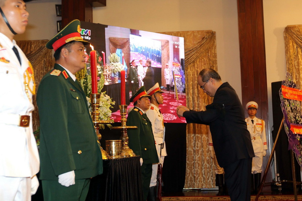 Đồng chí Nguyễn Thiện Nhân, Ủy viên Bộ Chính trị, Bí thư Thành ủy Thành phố Hồ Chí Minh viếng Chủ tịch nước Trần Đại Quang. (Ảnh: Thanh Vũ/TTXVN)