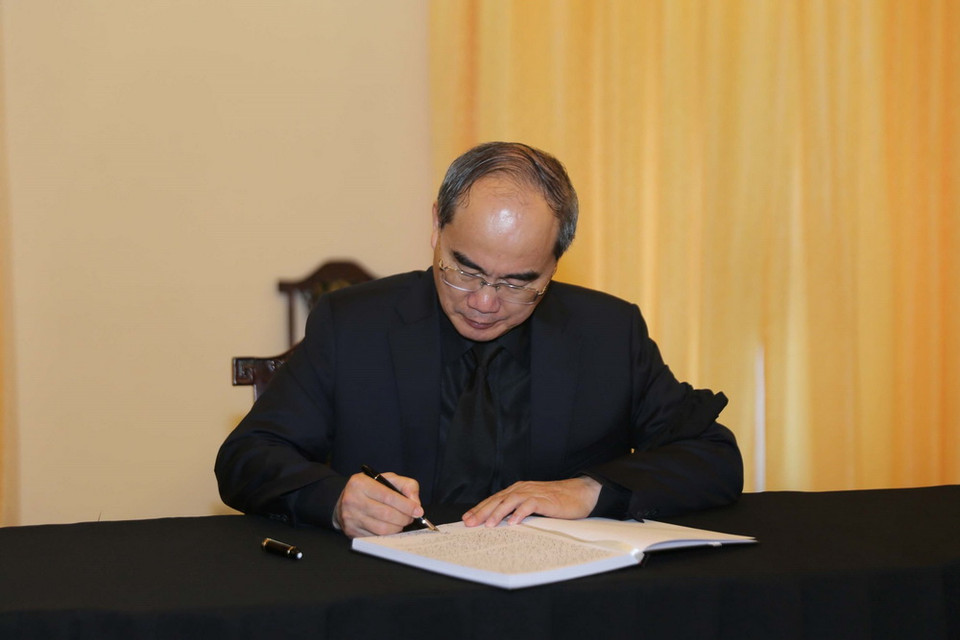 Đồng chí Nguyễn Thiện Nhân, Ủy viên Bộ Chính trị, Bí thư Thành ủy Thành phố Hồ Chí Minh viết sổ tang tại lễ viếng Chủ tịch nước Trần Đại Quang. (Ảnh: Thanh Vũ/TTXVN)