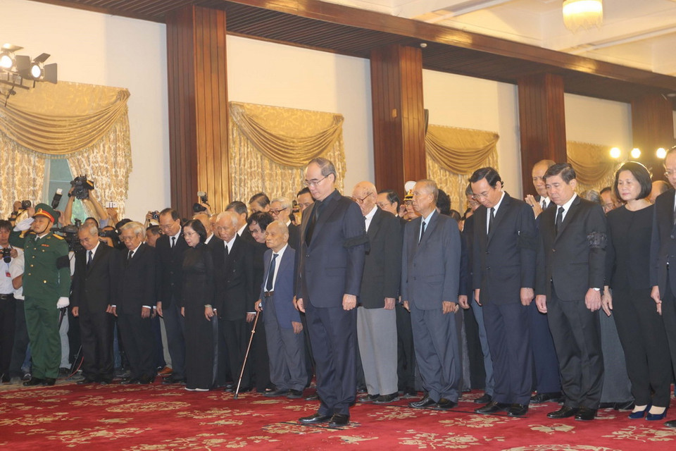 Đoàn lãnh đạo Thành ủy, Hội đồng nhân dân, Ủy ban nhân dân, Ủy ban Mặt trận tổ quốc Thành phố Hồ Chí Minh viếng Chủ tịch nước Trần Đại Quang.(Ảnh: Thanh Vũ/TTXVN)