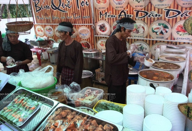 Các món ăn dân dã mang hương vị đất phương Nam phục vụ du khách tại Liên hoan Ẩm thực Đất Phương Nam. (Ảnh: Thông Hải/Báo ảnh Việt Nam)