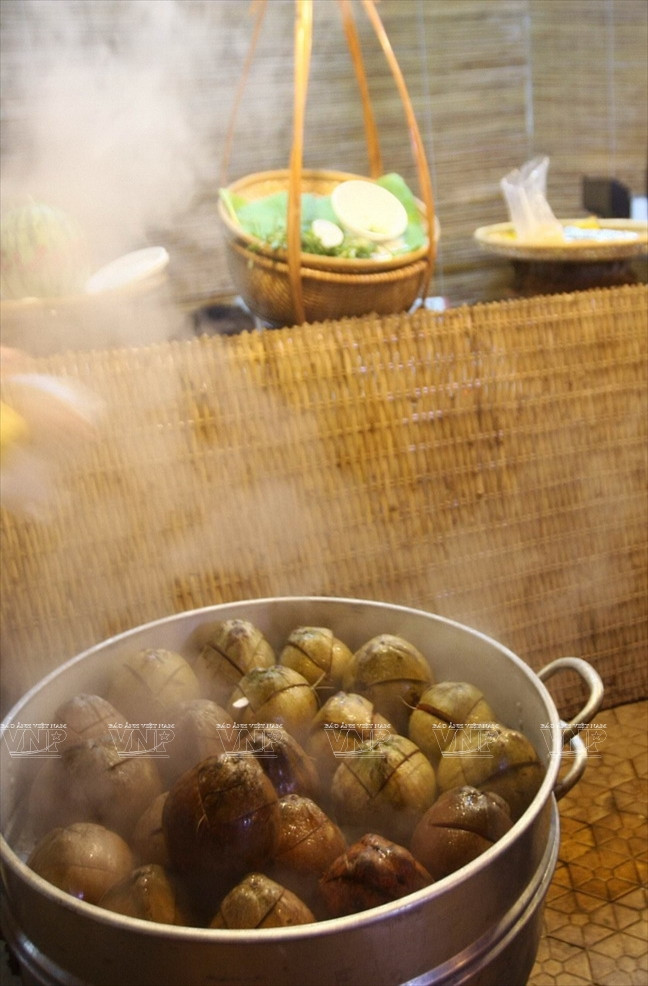 Gà ác hấp dừa. (Ảnh: Thông Hải/Báo ảnh Việt Nam)