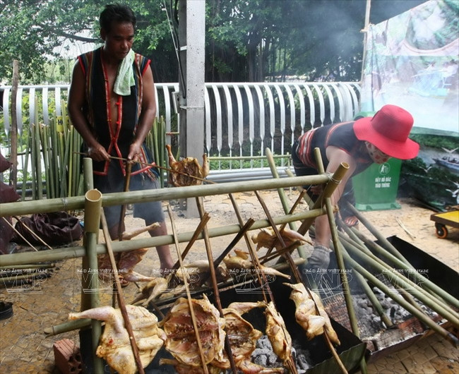Món gà nướng Bản Đôn mang hương vị núi rừng Tây Nguyên. (Ảnh: Thông Hải/Báo ảnh Việt Nam)