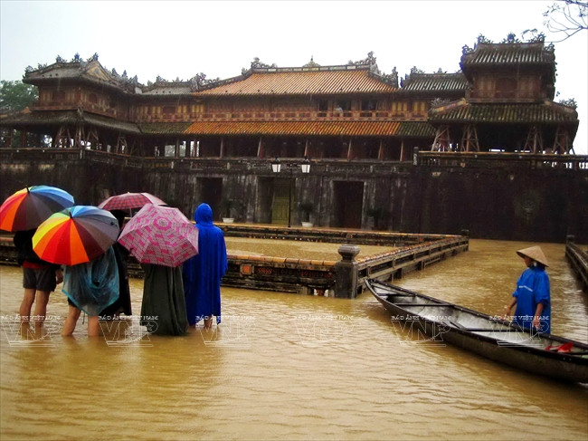 Cổng Ngọ Môn của kinh thành Huế chìm trong nước lũ năm 1999. (Ảnh: Quốc Việt/Báo ảnh Việt Nam)