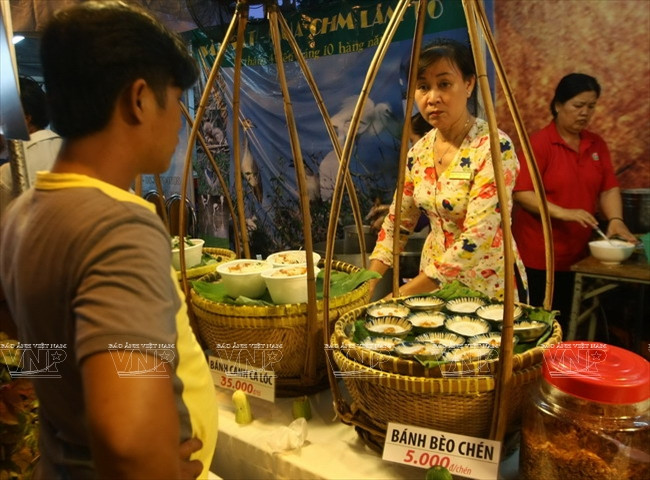 Du khách thưởng thức các món ăn ngon, mang đặc trưng văn hóa ẩm thực phương Nam. (Ảnh: Thông Hải/Báo ảnh Việt Nam)