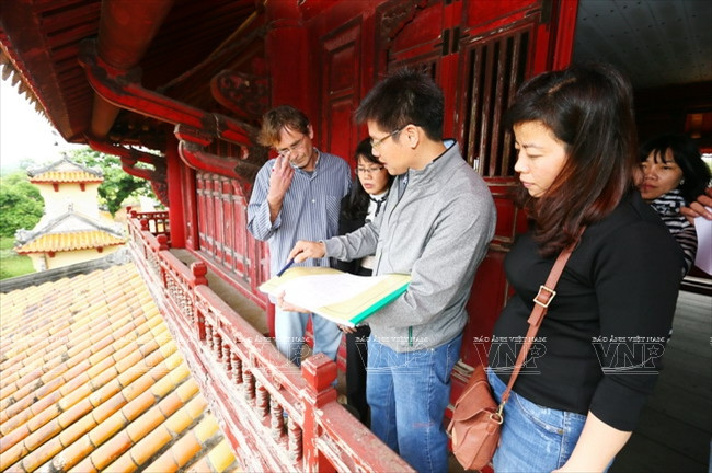 Tiến sỹ Phan Thanh Hải, Giám đốc Trung tâm Bảo tồn Di tích Cố đô Huế và chuyên gia người Pháp đang khảo sát thực trạng tại Khu Di tích Hoàng Thành Huế. (Ảnh: Hoàng Quang Hà/Báo ảnh Việt Nam)