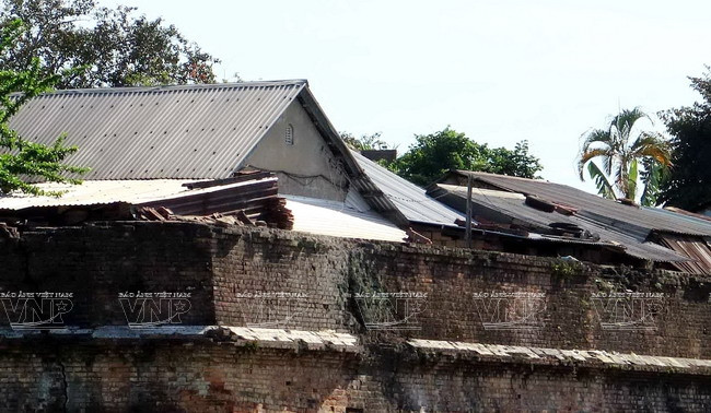 Trải qua thời gian, nhiều di tích bị xâm hại và xuống cấp nghiêm trọng. (Ảnh: Quốc Việt/Báo ảnh Việt Nam)