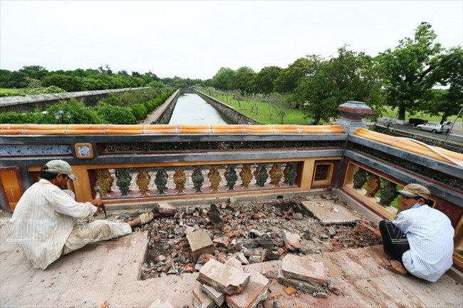 Thợ thủ công Huế tu sửa sàn gác lầu Ngũ Phụng. (Ảnh: Hoàng Quang Hà/Báo ảnh Việt Nam)