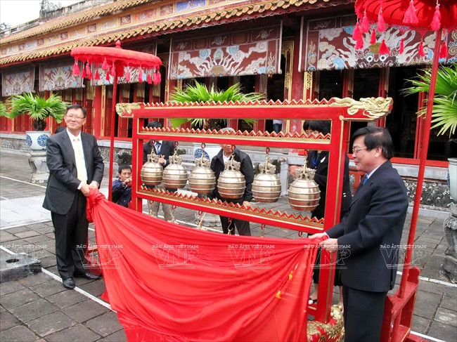 Trung tâm Nghệ thuật Quốc gia Hàn Quốc tặng dàn nhạc chuông cung đình cho Trung tâm Bảo tồn Di tích Cố đô Huế để đặt ở khu Thế Miếu. (Ảnh: Quốc Việt/Báo ảnh Việt Nam)