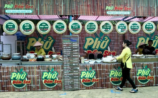 Liên hoan Ẩm thực Đất Phương Nam giới thiệu các món ẩm thực mang đặc trưng vùng miền. (Ảnh: Thông Hải/Báo ảnh Việt Nam)