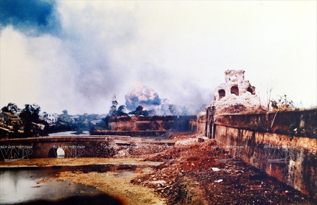 Không quân Mỹ đánh bom khu vực nội thành Huế năm 1968. (Ảnh: Tư liệu/Báo ảnh Việt Nam)