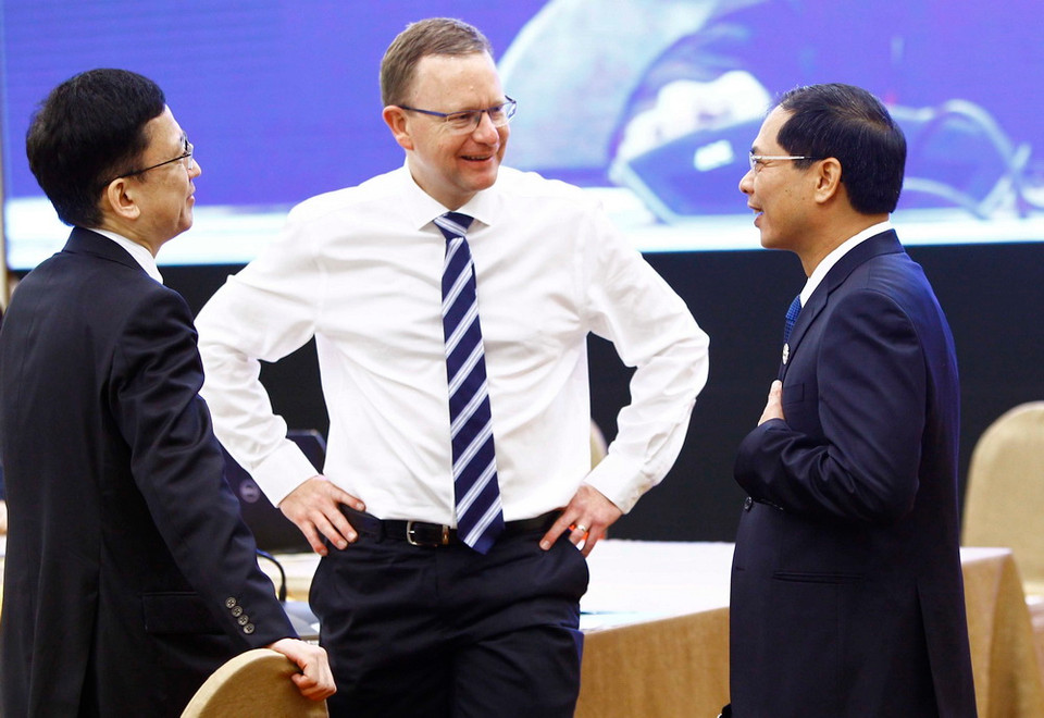 Thứ trưởng Thường trực Bộ Ngoại giao Bùi Thanh Sơn, Phó Chủ tịch Ủy ban Quốc gia APEC 2017, Chủ tịch Hội nghị các Quan chức Cao cấp (SOM) APEC 2017 (bên phải) trao đổi với các đại biểu bên lề hội nghị. (Ảnh: TTXVN)