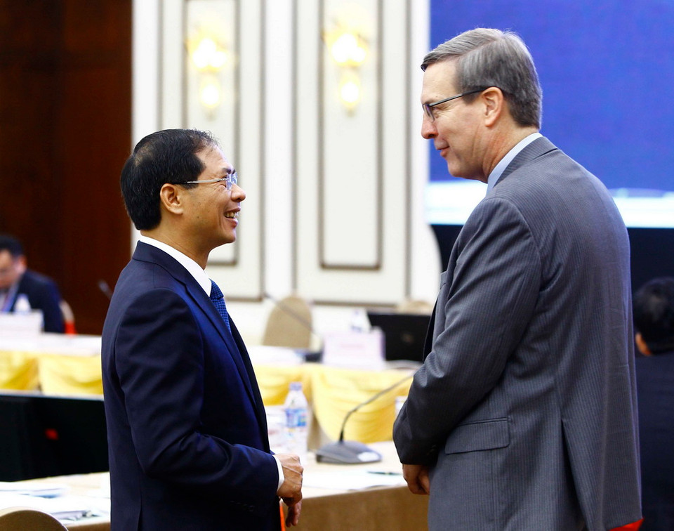 Thứ trưởng Thường trực Bộ Ngoại giao Bùi Thanh Sơn, Phó Chủ tịch Ủy ban Quốc gia APEC 2017, Chủ tịch Hội nghị các Quan chức Cao cấp (SOM) APEC 2017 (bên phải) trao đổi với các đại biểu bên lề hội nghị. (Ảnh: TTXVN)