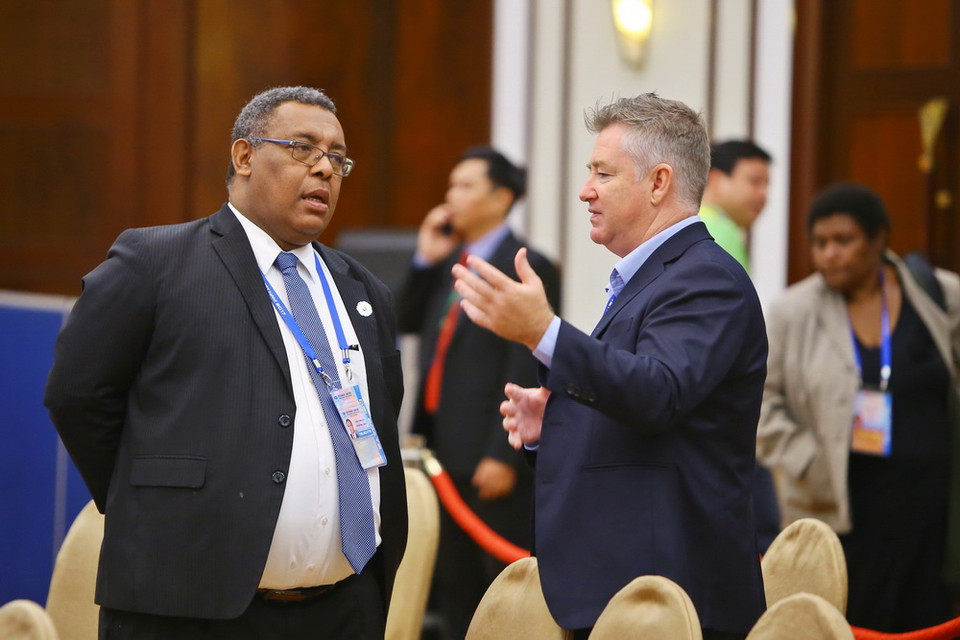 Các đại biểu gặp gỡ, trao đổi bên lề hội nghị. (Ảnh: TTXVN)