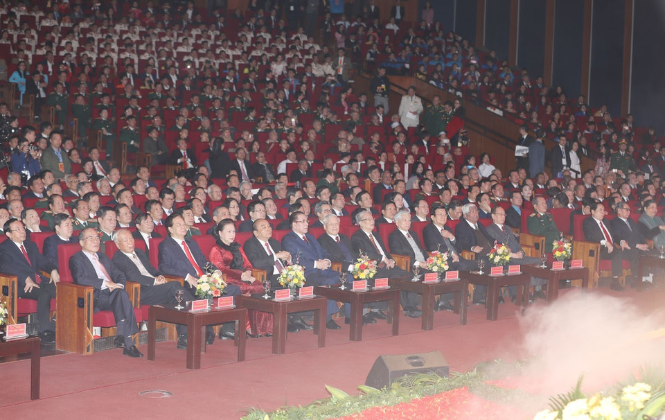 Các đồng chí lãnh đạo, nguyên lãnh đạo Đảng, Nhà nước và các đại biểu dự Lễ kỷ niệm. (Ảnh: Trí Dũng/TTXVN)