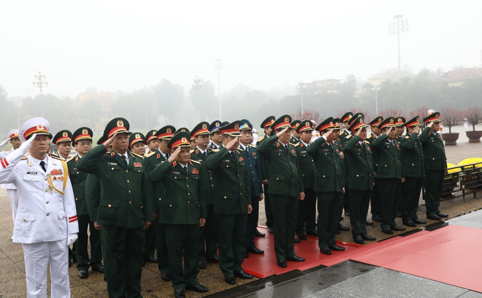 Đoàn đại biểu Quân ủy Trung ương, Bộ Quốc phòng đặt vòng hoa và vào Lăng viếng Chủ tịch Hồ Chí Minh. (Ảnh: Văn Điệp/TTXVN)