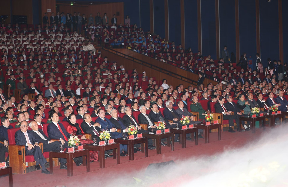 Các đồng chí lãnh đạo, nguyên lãnh đạo Đảng, Nhà nước và các đại biểu dự Lễ kỷ niệm. (Ảnh: Trí Dũng/TTXVN)