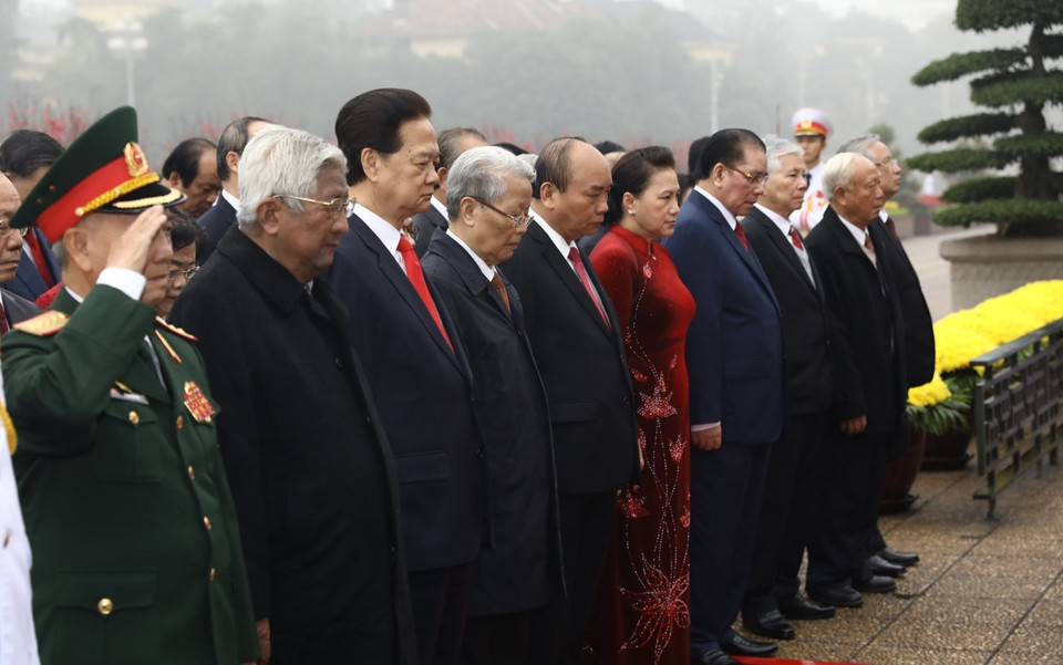 Lãnh đạo Đảng, Nhà nước đến đặt vòng hoa tại Đài tưởng niệm các Anh hùng liệt sỹ. (Ảnh: Doãn Tấn/TTXVN)