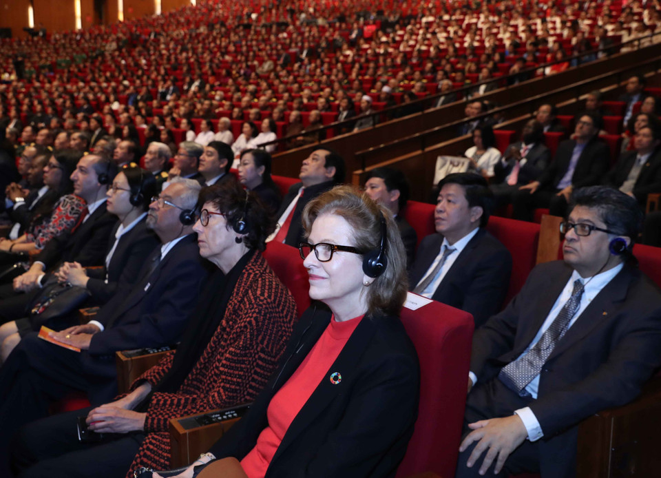 Các đại biểu quốc tế dự Lễ kỷ niệm 90 năm Ngày thành lập Đảng Cộng sản Việt Nam. (Ảnh: Thống Nhất/TTXVN)