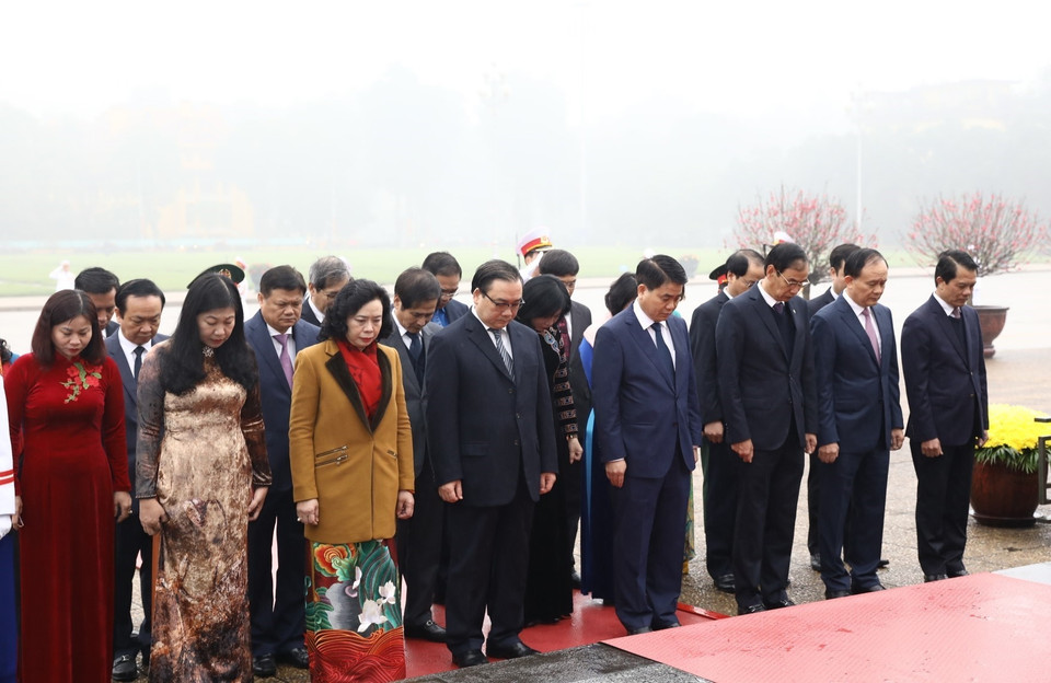 Lãnh đạo Đảng, Nhà nước đến đặt vòng hoa tại Đài tưởng niệm các Anh hùng liệt sỹ. (Ảnh: Doãn Tấn/TTXVN)