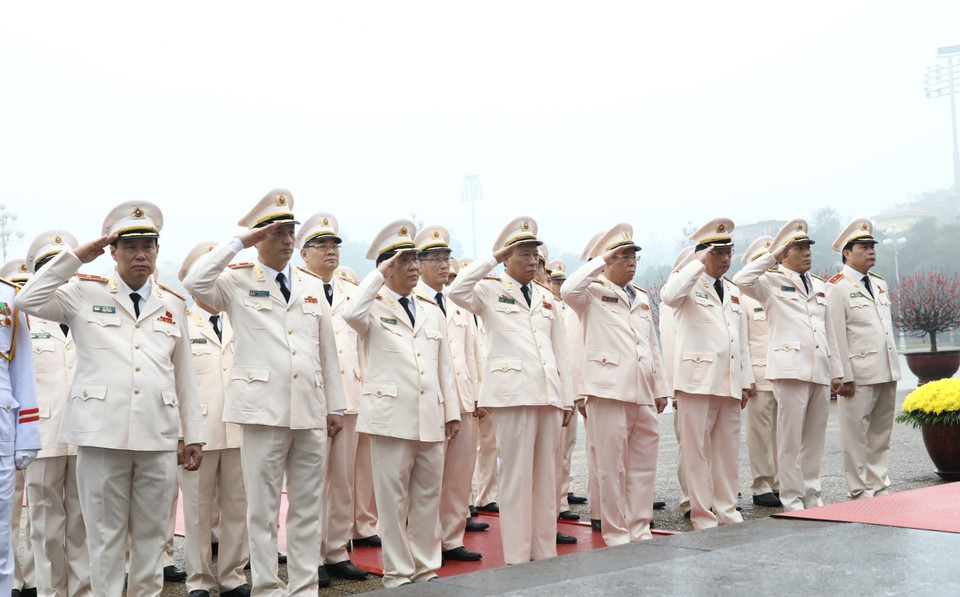 Đoàn đại biểu Đảng ủy Công an Trung ương, Bộ Công an đặt vòng hoa và vào Lăng viếng Chủ tịch Hồ Chí Minh. (Ảnh: Văn Điệp/TTXVN)