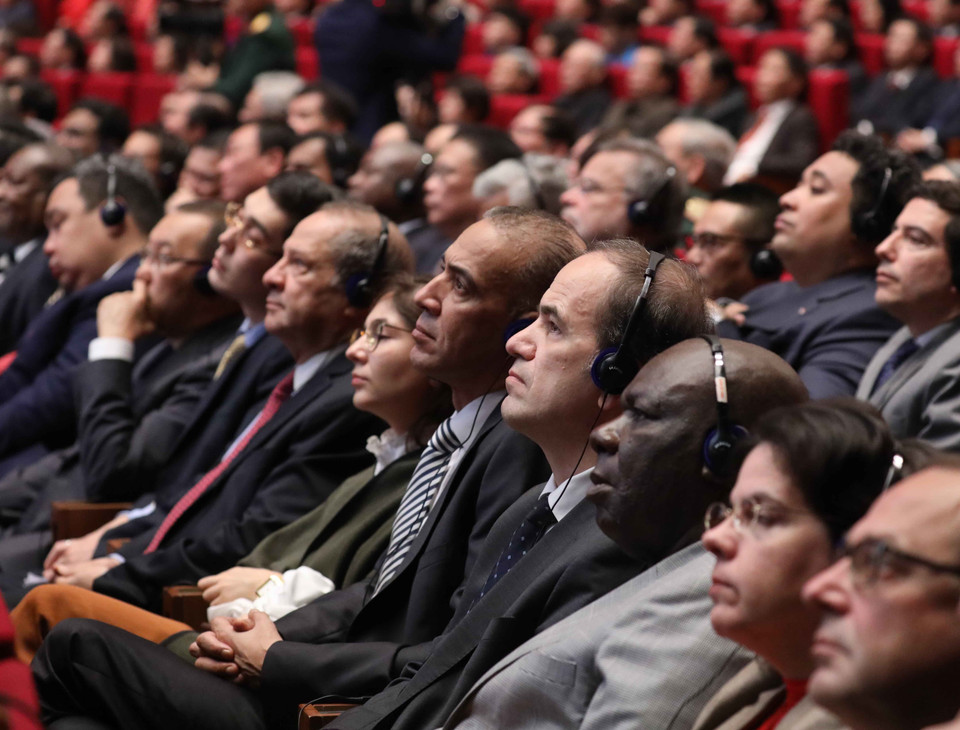 Các đại biểu quốc tế dự Lễ kỷ niệm 90 năm Ngày thành lập Đảng Cộng sản Việt Nam. (Ảnh: Thống Nhất/TTXVN)