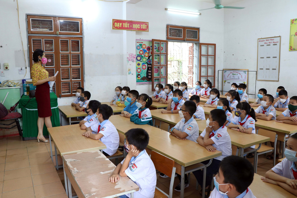 Học sinh tại trường Tiểu học Chiềng Lề, thành phố Sơn La nghe giáo viên phổ biến các nội dung chuẩn bị cho năm học mới.(Ảnh: Hữu Quyết/TTXVN)