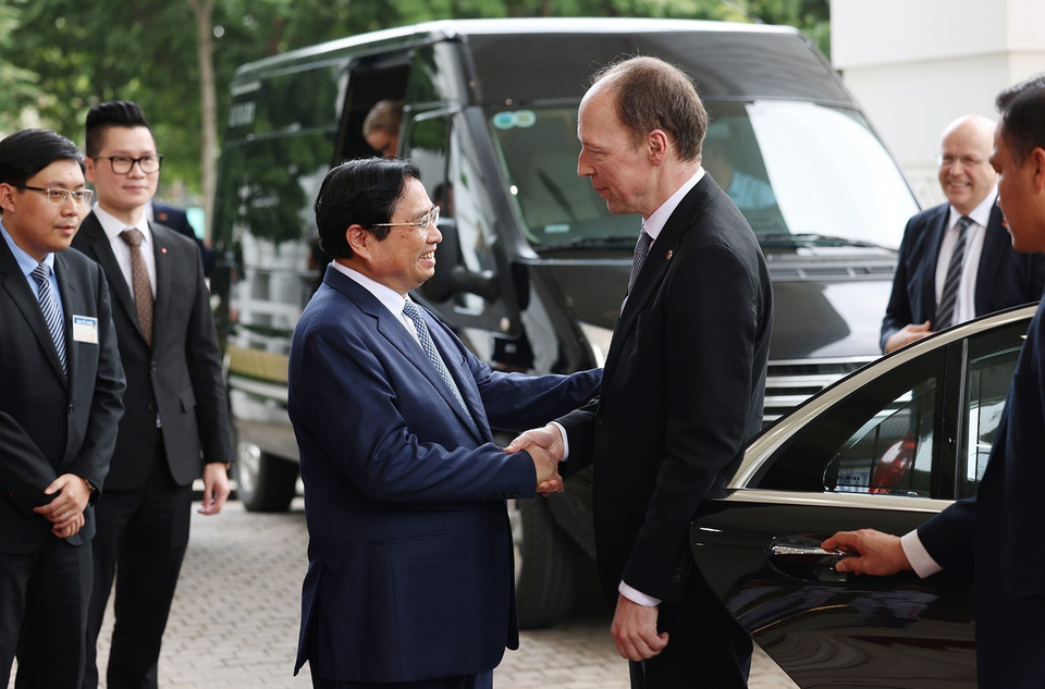 Thủ tướng Phạm Minh Chính đón Chủ tịch Quốc hội Phần Lan Jussi Halla-aho. (Ảnh: Dương Giang/TTXVN)