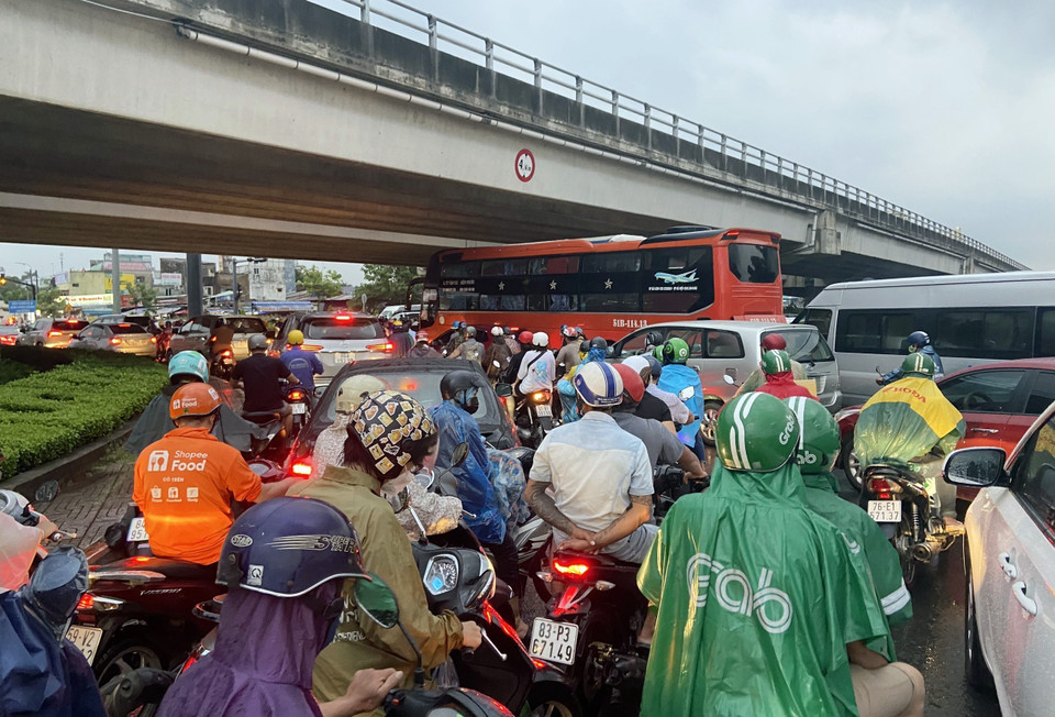 Giao thông khu vực ngã tư Bình Triệu (thành phố Thủ Đức) luôn trong tình trạng căng thẳng chiều tối 29/4/2022. (Ảnh: Tiến Lực/TTXVN)