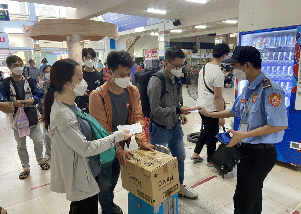 Kiểm tra thủ tục hành khách trước khi vào khu vực chờ lên xe tại Bến xe miền Đông. (Ảnh: Tiến Lực/TTXVN)
