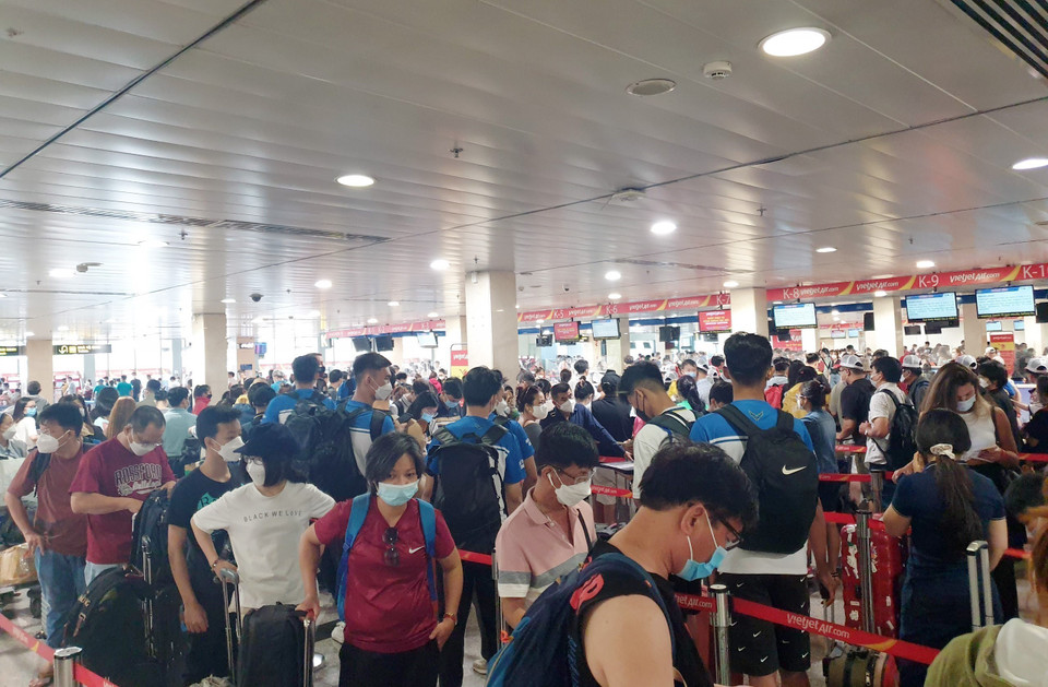 Các khu vực làm thủ tục và soi chiếu an ninh tại sân bay Tân Sơn Nhất luôn đông nghẹt hành khách. (Ảnh: TTXVN phát)