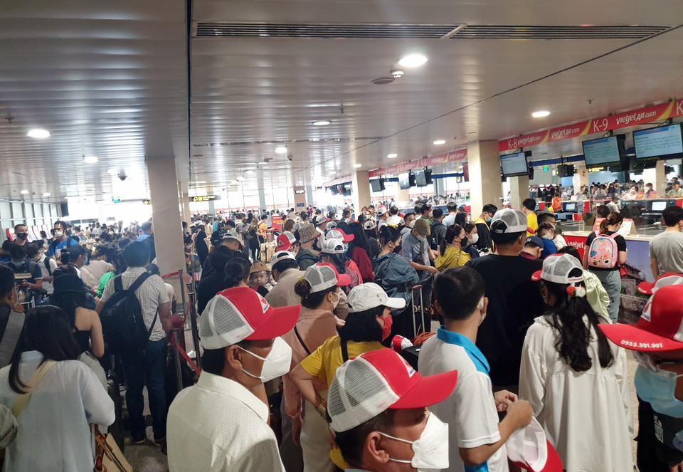 Các khu vực làm thủ tục và soi chiếu an ninh tại sân bay Tân Sơn Nhất luôn đông nghẹt hành khách. (Ảnh: TTXVN phát)