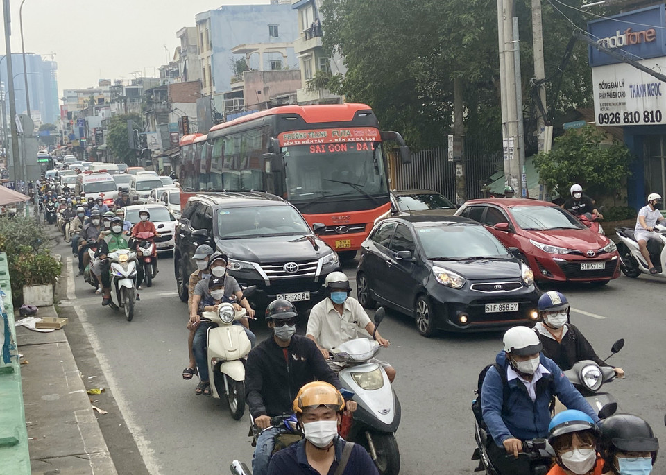 Nhiều tuyến đường tại Thành phố Hồ Chí Minh luôn trong tình trạng căng thẳng do lượng phương tiện tăng cao. (Ảnh: Tiến Lực/TTXVN)