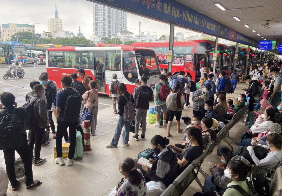 Hành khách chờ đến giờ lên xe để về quê nghỉ lễ và đi du lịch. (Ảnh: Tiến Lực/TTXVN)
