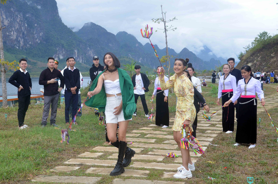 Các thí sinh của cuộc thi Hoa hậu Du lịch Thế giới 2022 trải nghiệm trò chơi tung còn. (Ảnh: Quang Quyết/TTXVN)